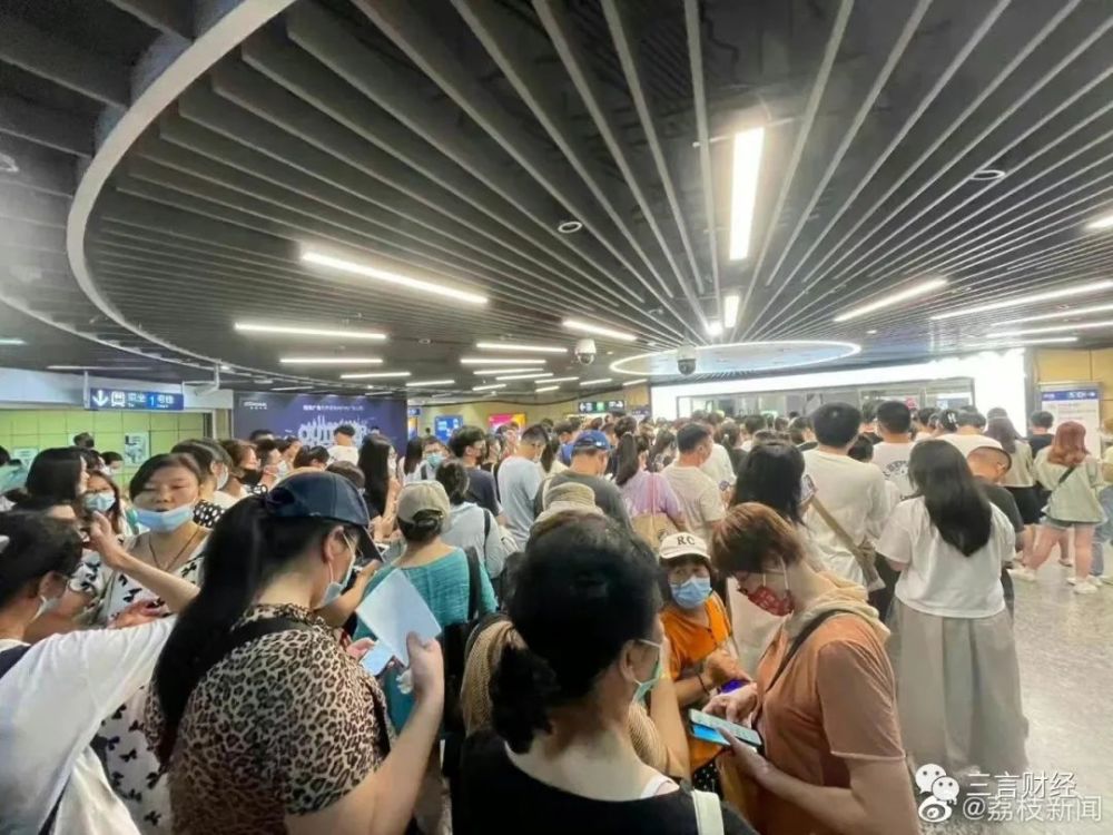 都2022年了，怎么还有人冒酷暑排长长长队买奶茶？