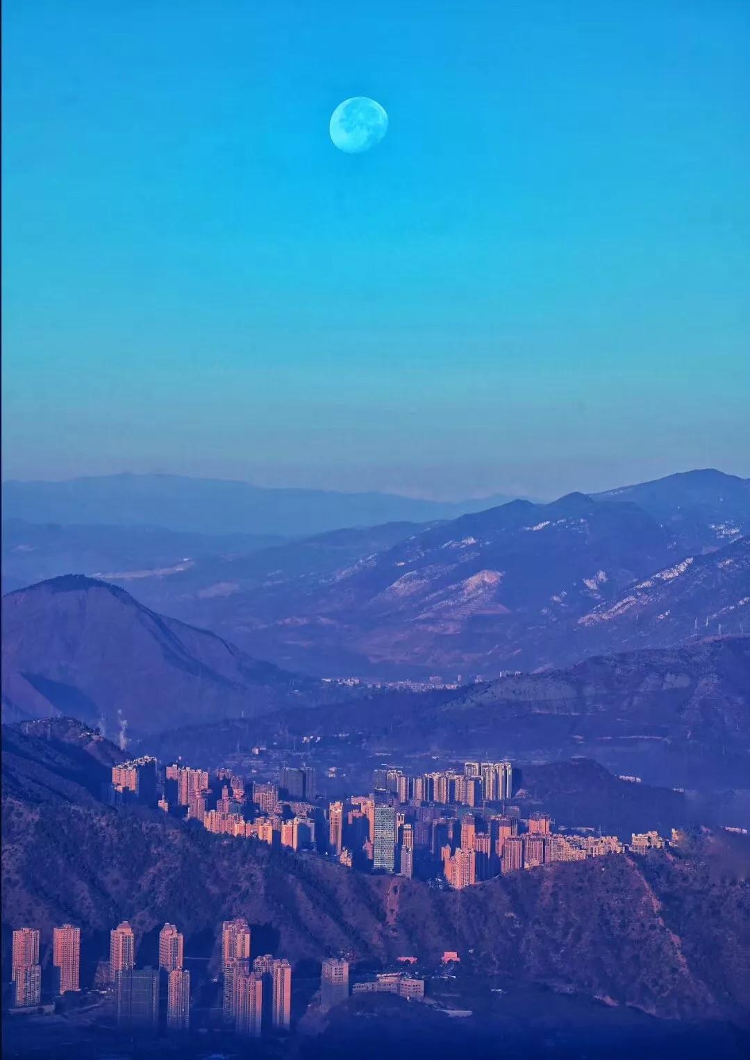 　10月17日，市委副书记、市长虞平前往西区格里坪工业园区，调研督导“决战四季度、大干一百天”部署要求落实情况。他强调，要认真学习贯彻党的二十大报告精神和习近平总书记来川视察重要指示精神，扎实落实省委书记王晓晖来攀调研指示要求，聚焦发扬三线精神、建设工业强市，系统发力补链条、聚集群，加快培育经济发展新动能，积极抢占发展新赛道，着力锻造未来发展新优势，以更高水平推动工业高质量发展。  　　当前，全市