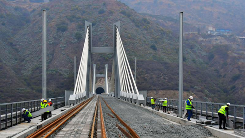 成昆复线甘洛南站站前广场建设正酣 项目竣工进入倒计时