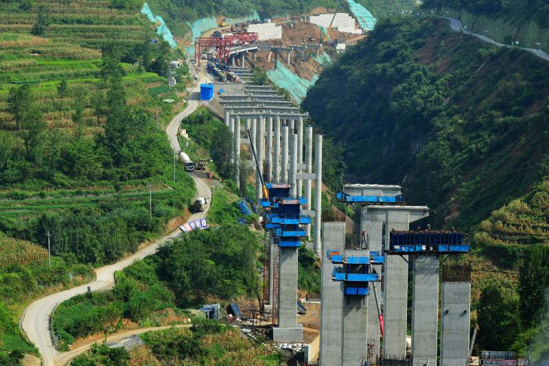 全国更大墩基沿江高速鸡公里1号大桥主墩成功封顶
