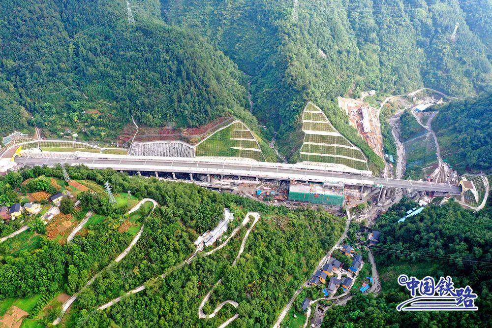 新成昆铁路全线通车