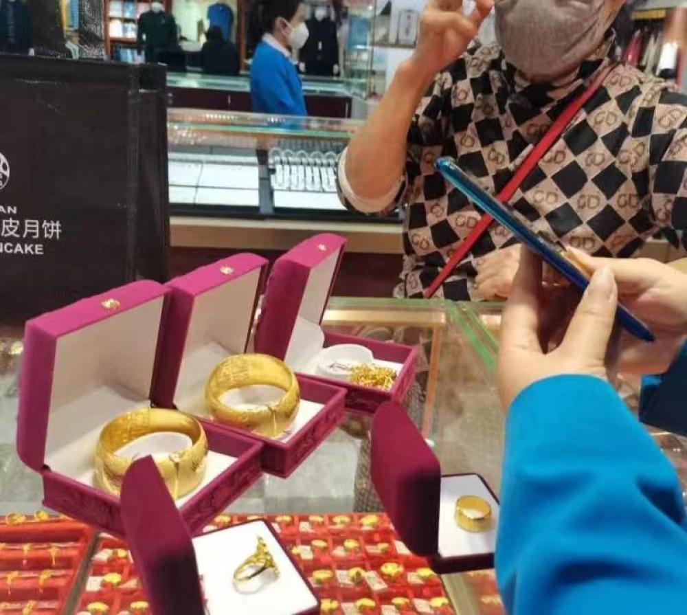 金价暴涨，有人扫两次货，有人一次卖掉一公斤黄金变现