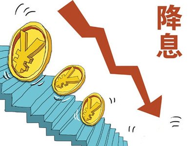解决总需求不足，应降低政策利率