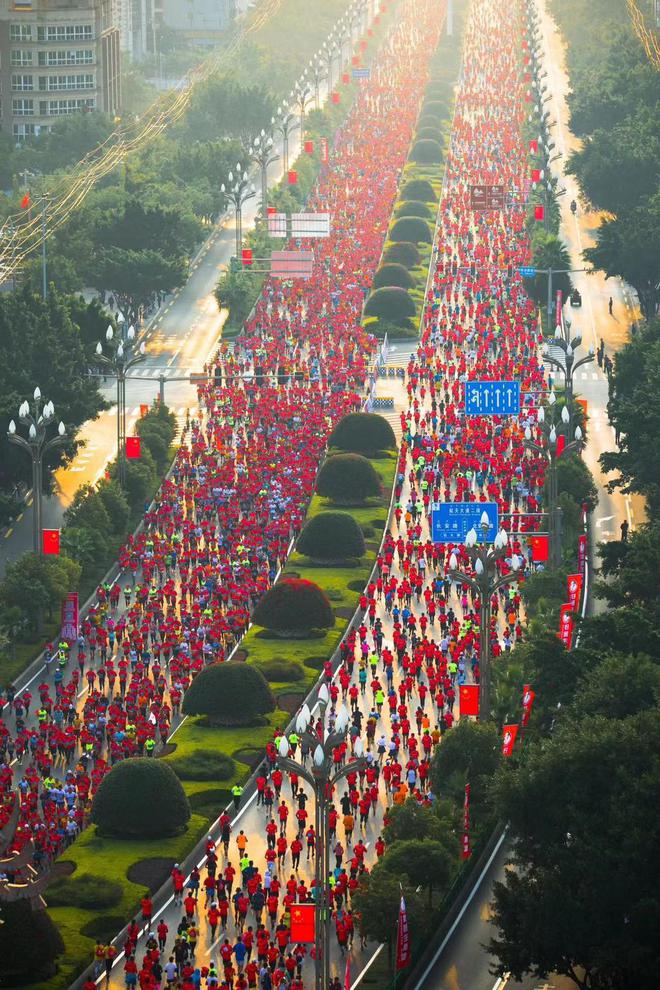 2023西昌邛海湿地马拉松赛鸣枪开跑，2.1万名跑者奔跑在最美赛道